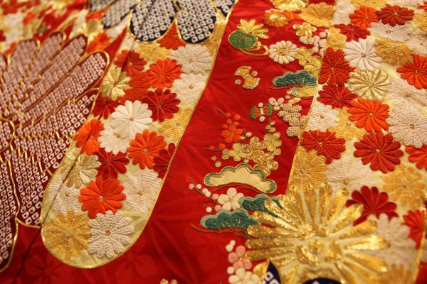 赤い打掛で十二単風な手がかかった豪華絢爛な逸品。朱