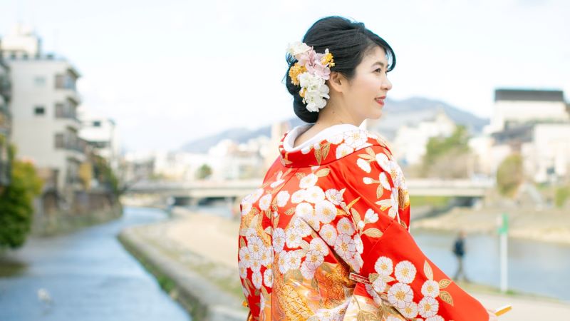 花嫁さんの打掛 　朱赤地玉虫流水小花に鶴　　26317 ＃ 打掛(朱赤地・鶴)｜着物レンタルあき (来店着付け無料・全国配送無料)