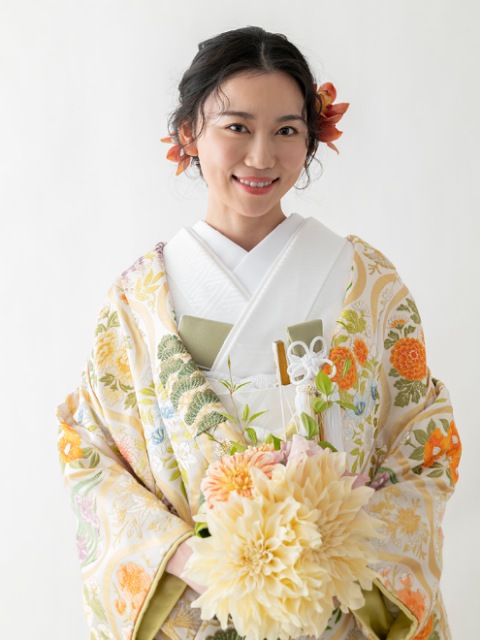 花嫁衣装打掛紫地にシロの地紙で白い花が舞い