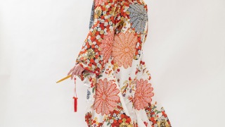 TANAN丹庵 色打掛「手刺繍 壺垂菊花宝尽くし白地文」 - TANAN 丹庵